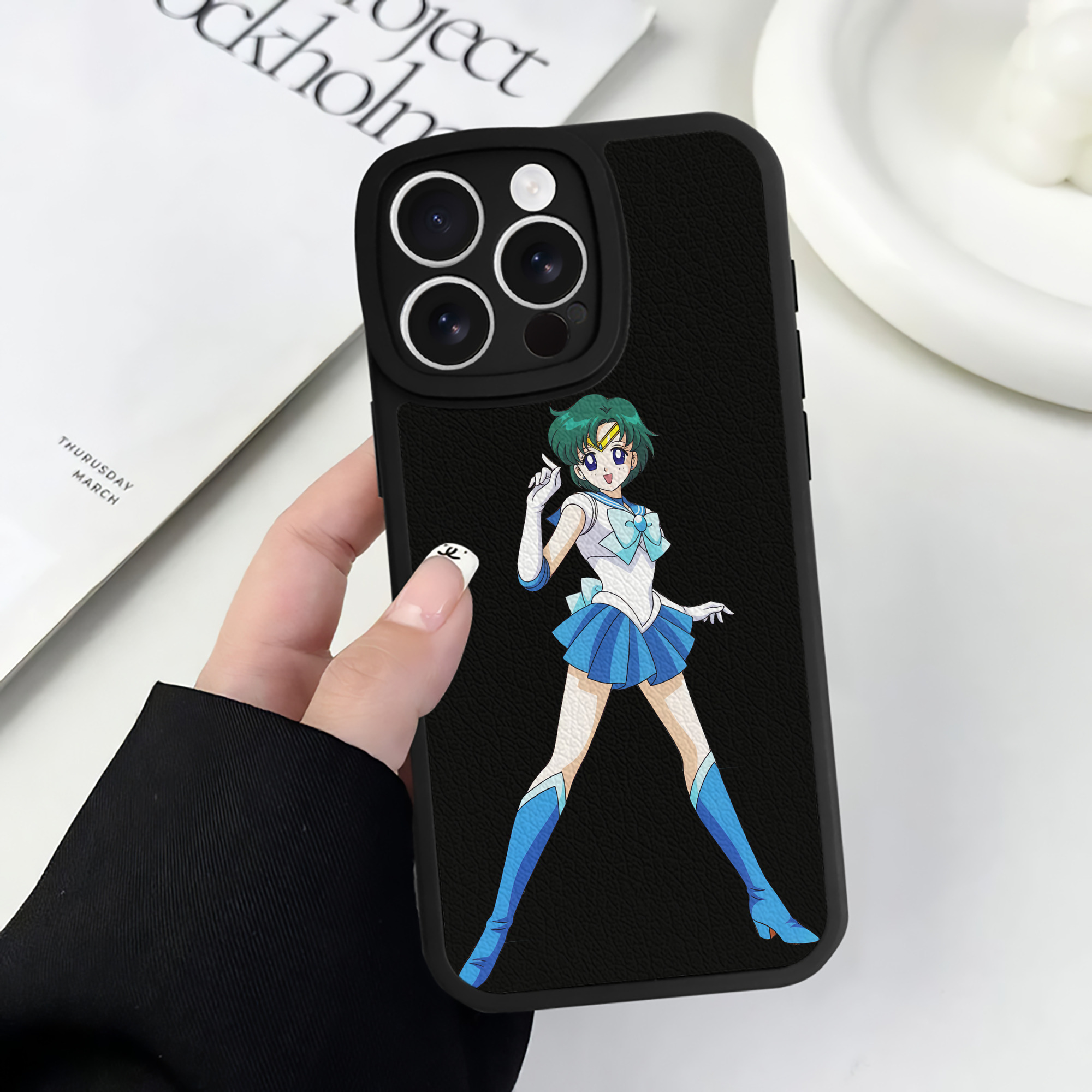 （画像用） 美少女戦士セーラームーン 海王 みちる（かいおう みちる） Sailor Moon Kaiou Michiru 【iPhone 16シリーズ対応】シリコンスマホケース（レザー調） 材質：シリコン